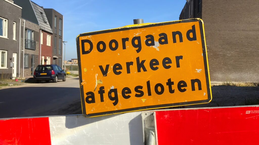 Doorgaand-verkeer-afgesloten-Almere-Hout